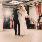 ריקודים בחתונה – איך בונים ערב שאף אחד לא רוצה שייגמר?